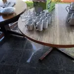 LOTE 194 - 02 MESAS REDONDAS GRANDES PÉ DE FERRO E TAMPO EM MADEIRA. (NO ESTADO, NÃO SABEMOS SE FUNCIONA. LEILÃO NÃO TEM GARANTIA E NEM DEVOLUÇÃO).