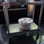 LOTE 175 - 01 BANCADAS DE INOX COM RODINHA PEQUENA. (NO ESTADO, NÃO SABEMOS SE FUNCIONA. LEILÃO NÃO TEM GARANTIA E NEM DEVOLUÇÃO).