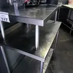 LOTE 117 - MESA DE INOX C/PRATELEIRA. (NO ESTADO, NÃO SABEMOS SE FUNCIONA. LEILÃO NÃO TEM GARANTIA E NEM DEVOLUÇÃO).