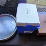 LOTE 266 - COOLER, BANDEJAS DE GARÇOM E CAIXAS DE CHÁ. (NO ESTADO, NÃO SABEMOS SE FUNCIONA. LEILÃO NÃO TEM GARANTIA E NEM DEVOLUÇÃO).