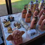 LOTE 238 - OBJETOS DECORATIVOS DE CERÂMICA. (NO ESTADO, NÃO SABEMOS SE FUNCIONA. LEILÃO NÃO TEM GARANTIA E NEM DEVOLUÇÃO).