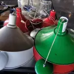 LOTE 221 - 06 LUMINÁRIAS CHAPÉU. (NO ESTADO, NÃO SABEMOS SE FUNCIONA. LEILÃO NÃO TEM GARANTIA E NEM DEVOLUÇÃO).
