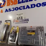 LOTE 013 - 01 KIT INTERCAMBIÁVEL MULTIFUNCIONAL, 01 KIT CHAVE TIPO CANIVETE E 01 KIT COM 300 BROCAS PARA MADEIRA/METAL E ALVENARIA. (NOVO) (NO ESTADO) ATENÇÃO! FAZER A VISITAÇÃO ANTES DE ARREMATAR, NÃO SABEMOS SE FUNCIONA. LEILÃO NÃO TEM GARANTIA E NEM DEVOLUÇÃO, SUJEITO A POSSÍVEIS AVARIAS VISÍVEIS/OCULTAS E/OU AUSÊNCIA DE COMPONENTES.