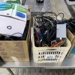 LOTE 077 - CAIXAS DE CABOS DIVERSAS FONTES (NO ESTADO, NÃO SABEMOS SE FUNCIONA. LEILÃO NÃO TEM GARANTIA E NEM DEVOLUÇÃO).