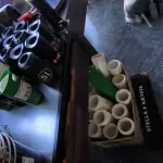 LOTE 265 - CAMISINHA PARA CERVEJA E PORTA CANUDO E TAPETE DE BAR. (NO ESTADO, NÃO SABEMOS SE FUNCIONA. LEILÃO NÃO TEM GARANTIA E NEM DEVOLUÇÃO).