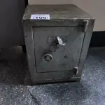 LOTE 106 - COFRE. (NO ESTADO, NÃO SABEMOS SE FUNCIONA. LEILÃO NÃO TEM GARANTIA E NEM DEVOLUÇÃO).