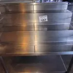 LOTE 157 - MESA PARA BEBIDAS E COPOS EM INOX. (NO ESTADO, NÃO SABEMOS SE FUNCIONA. LEILÃO NÃO TEM GARANTIA E NEM DEVOLUÇÃO).