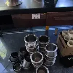 LOTE 212 - BALCÃO EM MADEIRA, INOX E RODAS. (NO ESTADO, NÃO SABEMOS SE FUNCIONA. LEILÃO NÃO TEM GARANTIA E NEM DEVOLUÇÃO).