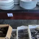LOTE 213 - BALCÃO EM MADEIRA, INOX E RODAS. (NO ESTADO, NÃO SABEMOS SE FUNCIONA. LEILÃO NÃO TEM GARANTIA E NEM DEVOLUÇÃO).