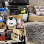 LOTE 076 - DISPLAYS DE MESA EM ACRÍLICO, CESTAS EM INOX, CACHEPÔS DE PAPELÃO, CACHEPOS DE ABAJOUR COM TECIDOS (TAÇA), (NO ESTADO, NÃO SABEMOS SE FUNCIONA. LEILÃO NÃO TEM GARANTIA E NEM DEVOLUÇÃO).