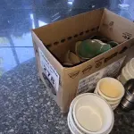 LOTE 278 - RAMEKINS DE CERÂMICA, INOX, MELAMINA E LOUÇA. (NO ESTADO, NÃO SABEMOS SE FUNCIONA. LEILÃO NÃO TEM GARANTIA E NEM DEVOLUÇÃO).
