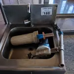 LOTE 188 - PIA DE INOX DE PAREDE E 2 FILTROS. (NO ESTADO, NÃO SABEMOS SE FUNCIONA. LEILÃO NÃO TEM GARANTIA E NEM DEVOLUÇÃO).