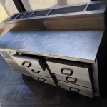 LOTE 108 - BALCÃO REFRIGERADO C/ 6 GAVETAS E CONDIMENTADORA. (NO ESTADO, NÃO SABEMOS SE FUNCIONA. LEILÃO NÃO TEM GARANTIA E NEM DEVOLUÇÃO).