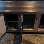 LOTE 134 - BALCÃO REFRIGERADO TRÊS PORTAS C/ PRATELEIRA. (NO ESTADO, NÃO SABEMOS SE FUNCIONA. LEILÃO NÃO TEM GARANTIA E NEM DEVOLUÇÃO).