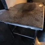 LOTE 207 - MESA DE INOX E MÁRMORE PARA ABRIR MASSA. (NO ESTADO, NÃO SABEMOS SE FUNCIONA. LEILÃO NÃO TEM GARANTIA E NEM DEVOLUÇÃO).