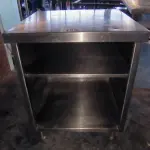 LOTE 159 - MESA DE INOX QUADRADA. (NO ESTADO, NÃO SABEMOS SE FUNCIONA. LEILÃO NÃO TEM GARANTIA E NEM DEVOLUÇÃO). 