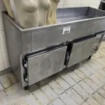 LOTE 054 - BALCÃO REFRIGERADO DUAS PORTAS C/ PISTA FRIA. (NO ESTADO, NÃO SABEMOS SE FUNCIONA. LEILÃO NÃO TEM GARANTIA E NEM DEVOLUÇÃO).