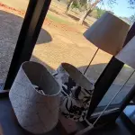 LOTE 225 - 02 ABAJOUR DE BANCADA E 02 ABAJOUR DE PÉ. (NO ESTADO, NÃO SABEMOS SE FUNCIONA. LEILÃO NÃO TEM GARANTIA E NEM DEVOLUÇÃO).