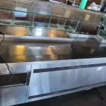 LOTE 158 - BALCÃO REFRIGERADO 6 PORTAS COM PISTA FRIA E SALADEIRA. (NO ESTADO, NÃO SABEMOS SE FUNCIONA. LEILÃO NÃO TEM GARANTIA E NEM DEVOLUÇÃO).