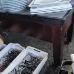 LOTE 213 - BALCÃO EM MADEIRA, INOX E RODAS. (NO ESTADO, NÃO SABEMOS SE FUNCIONA. LEILÃO NÃO TEM GARANTIA E NEM DEVOLUÇÃO).