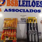 LOTE 005 - 01 KIT FENDA E PHILIPS 07 PEÇAS + CHAVE TESTE VDA E 01 KIT FORMÃO C/ CABO EMBORRACHADO MARCA PRO LINE. (NOVO) (NO ESTADO) ATENÇÃO! FAZER A VISITAÇÃO ANTES DE ARREMATAR, NÃO SABEMOS SE FUNCIONA. LEILÃO NÃO TEM GARANTIA E NEM DEVOLUÇÃO, SUJEITO A POSSÍVEIS AVARIAS VISÍVEIS/OCULTAS E/OU AUSÊNCIA DE COMPONENTES.