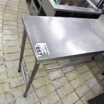LOTE 057 - MESA DE INOX DE 1,40 X 0,40. (NO ESTADO, NÃO SABEMOS SE FUNCIONA. LEILÃO NÃO TEM GARANTIA E NEM DEVOLUÇÃO).