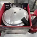 LOTE 069 - 01 PANELA DE PRESSÃO 20L, 01 LIQUIDIFICADOR. (NO ESTADO, NÃO SABEMOS SE FUNCIONA. LEILÃO NÃO TEM GARANTIA E NEM DEVOLUÇÃO).