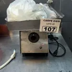 LOTE 107 - MÁQUINA DE MOER INDUSTRIAL BECCARO. (NO ESTADO, NÃO SABEMOS SE FUNCIONA. LEILÃO NÃO TEM GARANTIA E NEM DEVOLUÇÃO).
