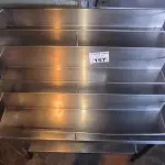 LOTE 157 - MESA PARA BEBIDAS E COPOS EM INOX. (NO ESTADO, NÃO SABEMOS SE FUNCIONA. LEILÃO NÃO TEM GARANTIA E NEM DEVOLUÇÃO).