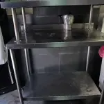 LOTE 117 - MESA DE INOX C/PRATELEIRA. (NO ESTADO, NÃO SABEMOS SE FUNCIONA. LEILÃO NÃO TEM GARANTIA E NEM DEVOLUÇÃO).
