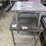 LOTE 061 - MESA C/ PRATELEIRA DE INOX E GRANITO. (NO ESTADO, NÃO SABEMOS SE FUNCIONA. LEILÃO NÃO TEM GARANTIA E NEM DEVOLUÇÃO).