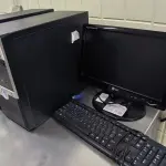 LOTE 048 - 1 COMPUTADOR (CPU,MONITOR E TECLADO). (NO ESTADO, NÃO SABEMOS SE FUNCIONA. LEILÃO NÃO TEM GARANTIA E NEM DEVOLUÇÃO).