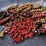 LOTE 234 - VERDURAS E LEGUMES DECORATIVOS, BALCÃO DE MADEIRA E RODINHAS. (NO ESTADO, NÃO SABEMOS SE FUNCIONA. LEILÃO NÃO TEM GARANTIA E NEM DEVOLUÇÃO).