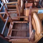 LOTE 201 - 24 CADEIRAS EM MADEIRA. (NO ESTADO, NÃO SABEMOS SE FUNCIONA. LEILÃO NÃO TEM GARANTIA E NEM DEVOLUÇÃO).