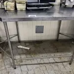 LOTE 098 - MESA DE INOX EM HEXÁGONO. (NO ESTADO, NÃO SABEMOS SE FUNCIONA. LEILÃO NÃO TEM GARANTIA E NEM DEVOLUÇÃO).