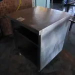 LOTE 159 - MESA DE INOX QUADRADA. (NO ESTADO, NÃO SABEMOS SE FUNCIONA. LEILÃO NÃO TEM GARANTIA E NEM DEVOLUÇÃO). 