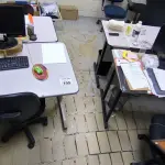 LOTE 105 - 4 MESAS E 4 CADEIRAS DE ESCRITÓRIO (NO ESTADO, NÃO SABEMOS SE FUNCIONA. LEILÃO NÃO TEM GARANTIA E NEM DEVOLUÇÃO).