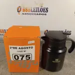LOTE 075 - 01 JARRA TÉRMICA 1 LITRO. (NO ESTADO) ATENÇÃO! FAZER A VISITAÇÃO ANTES DE ARREMATAR, NÃO SABEMOS SE FUNCIONA. LEILÃO NÃO TEM GARANTIA E NEM DEVOLUÇÃO, SUJEITO A POSSÍVEIS AVARIAS VISÍVEIS/OCULTAS E/OU AUSÊNCIA DE COMPONENTES.