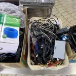 LOTE 077 - CAIXAS DE CABOS DIVERSAS FONTES (NO ESTADO, NÃO SABEMOS SE FUNCIONA. LEILÃO NÃO TEM GARANTIA E NEM DEVOLUÇÃO).