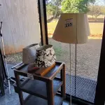 LOTE 225 - 02 ABAJOUR DE BANCADA E 02 ABAJOUR DE PÉ. (NO ESTADO, NÃO SABEMOS SE FUNCIONA. LEILÃO NÃO TEM GARANTIA E NEM DEVOLUÇÃO).