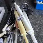LOTE 267 - UTENSÍLIOS DE COZINHA GRANDES (ROLO DE MASSA, COLHERES E CONCHAS). (NO ESTADO, NÃO SABEMOS SE FUNCIONA. LEILÃO NÃO TEM GARANTIA E NEM DEVOLUÇÃO).