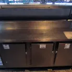 LOTE 134 - BALCÃO REFRIGERADO TRÊS PORTAS C/ PRATELEIRA. (NO ESTADO, NÃO SABEMOS SE FUNCIONA. LEILÃO NÃO TEM GARANTIA E NEM DEVOLUÇÃO).