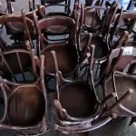 LOTE 204 - 27 CADEIRAS EM MADEIRA MODELO SÃO PAULO DA THONART. (NO ESTADO, NÃO SABEMOS SE FUNCIONA. LEILÃO NÃO TEM GARANTIA E NEM DEVOLUÇÃO). 