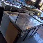 LOTE 151 - BALCÃO REFRIGERADO 4 PORTAS COM PISTA FRIA E CUSPIDEIRA E LÂMPADAS DE AQUECIMENTO. (NO ESTADO, NÃO SABEMOS SE FUNCIONA. LEILÃO NÃO TEM GARANTIA E NEM DEVOLUÇÃO).