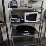 LOTE 095 - ESTANTE DE INOX. (NO ESTADO, NÃO SABEMOS SE FUNCIONA. LEILÃO NÃO TEM GARANTIA E NEM DEVOLUÇÃO).