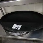 LOTE 097 - BANDEJA DE GARÇOM INOX E DE PLÁSTICO. (NO ESTADO, NÃO SABEMOS SE FUNCIONA. LEILÃO NÃO TEM GARANTIA E NEM DEVOLUÇÃO).