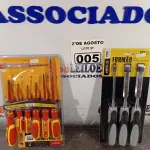 LOTE 005 - 01 KIT FENDA E PHILIPS 07 PEÇAS + CHAVE TESTE VDA E 01 KIT FORMÃO C/ CABO EMBORRACHADO MARCA PRO LINE. (NOVO) (NO ESTADO) ATENÇÃO! FAZER A VISITAÇÃO ANTES DE ARREMATAR, NÃO SABEMOS SE FUNCIONA. LEILÃO NÃO TEM GARANTIA E NEM DEVOLUÇÃO, SUJEITO A POSSÍVEIS AVARIAS VISÍVEIS/OCULTAS E/OU AUSÊNCIA DE COMPONENTES.