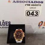 LOTE 043 - 01 RELÓGIO DE PULSO BRANCO/DOURADO. (NOVO) (NO ESTADO) ATENÇÃO! FAZER A VISITAÇÃO ANTES DE ARREMATAR, NÃO SABEMOS SE FUNCIONA. LEILÃO NÃO TEM GARANTIA E NEM DEVOLUÇÃO, SUJEITO A POSSÍVEIS AVARIAS VISÍVEIS/OCULTAS E/OU AUSÊNCIA DE COMPONENTES.