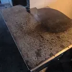 LOTE 207 - MESA DE INOX E MÁRMORE PARA ABRIR MASSA. (NO ESTADO, NÃO SABEMOS SE FUNCIONA. LEILÃO NÃO TEM GARANTIA E NEM DEVOLUÇÃO).