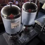 LOTE 163 - REFRESQUEIRA DUPLA. (NO ESTADO, NÃO SABEMOS SE FUNCIONA. LEILÃO NÃO TEM GARANTIA E NEM DEVOLUÇÃO).